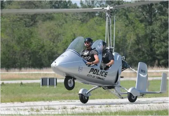 Police autogyro taking off